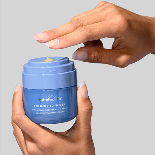 Een hand die een blauwe pot HydroPeptide Collagen ReActivate PM vasthoudt en de dop met een beetje gele crème opent.