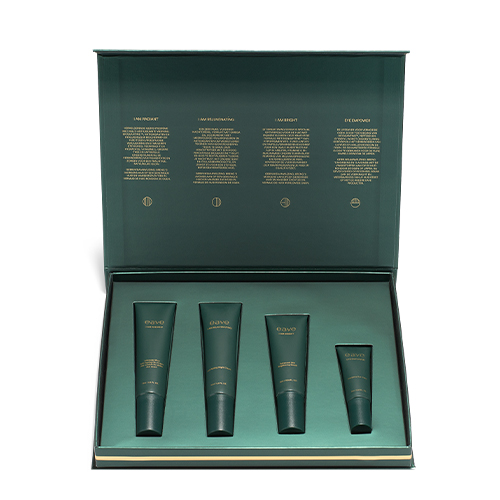 Een bovenaanzicht van de geopende EAVE Discovery Set box met productinformatie op de binnenzijde van de deksel en de vier tubes in de inlay.