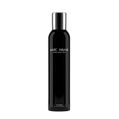 Een productafbeelding van een staande glanzend zwarte spuitbus Marc Inbane zelfbruiner spray met een zilveren dop tegen een witte achtergrond