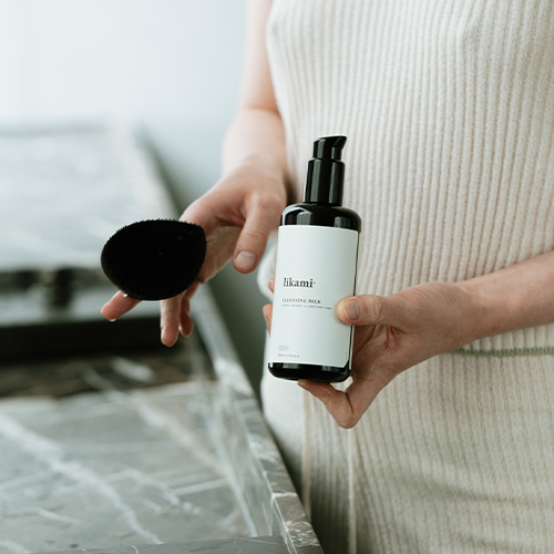 Deze milde, natuurlijke gezichtsreiniger is geschikt voor alle huidtypes, met een pH-waarde dichtbij deze van je huid.  reiniging-van-likami