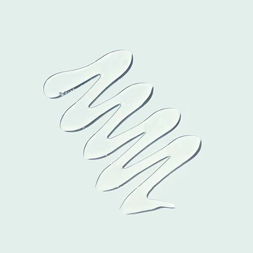 Een transparante, zigzaggende swatch van de vloeibare gel cleanser op een lichte achtergrond.