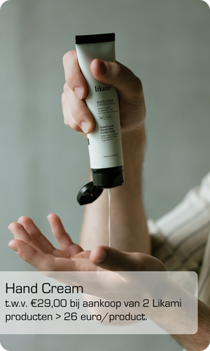Een manknijpt Likami Hand Cream in zijn palm, met een actiebanner die aangeeft dat de crème gratis is bij aankoop van twee producten van minimaal €26