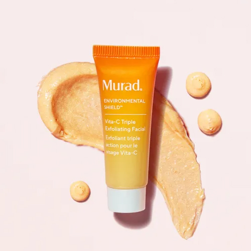 Murad Vita-C Triple Exfoliating Facial gezichtsscrub textuur en tube op roze achtergrond