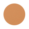 Een ronde swatch van Jane Iredale Enlighten Plus Under-eye Concealer in de kleur No. 2. De egale, ronde kleurstaal toont de medium warmgouden perziktint van de concealer.