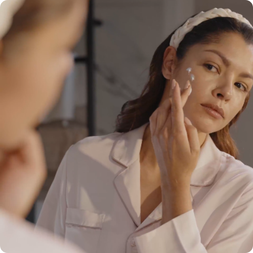Close-up van de vloeibare, witte structuur van de Vita-Complex Super Moisturiser op een huidoppervlak.