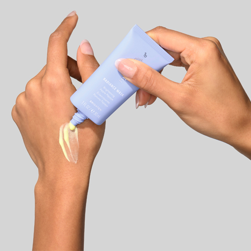 Iemand brengt HydroPeptide Radiance Mask aan op de hand