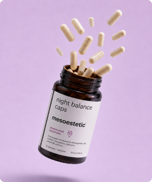 Een geopende bruine pot van mesoestetic night balance caps waar capsules uit naar voren vallen tegen een lichte achtergrond
