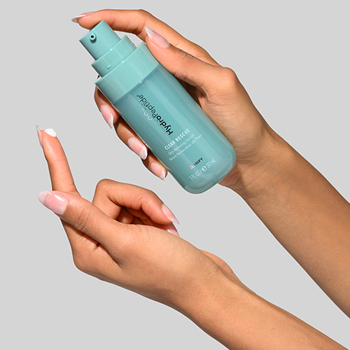 Hand toont een druppel Clear Rescue Serum van HydroPeptide met de turquoise pompflacon