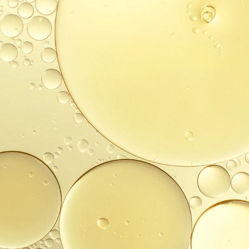 Close-up van oliedruppels en serum textuur die de ingrediënten illustreren