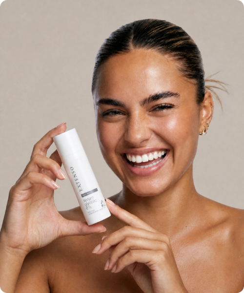 Een drieluik met links een hand die een flesje Extenso Deep Peel serum vasthoudt, in het midden het portret van een vrouw met een gezonde glow, en rechts een close up van de transparante gel textuur van het serum met luchtbelletjes.