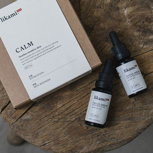 Geef de gevoelige huid een moment van rust met dit kalmerende duo dat zachte exfoliërende en anti-roodheid ingrediënten combineert met intense hydratatie. calm-set-huidverzorgingsset-van-likami