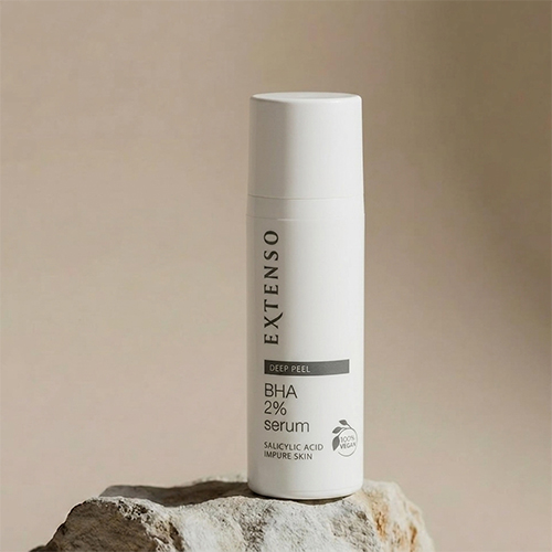 Extenso BHA 2 procent serum 30ml op een natuurlijke rots ondergrond tegen een beige achtergrond