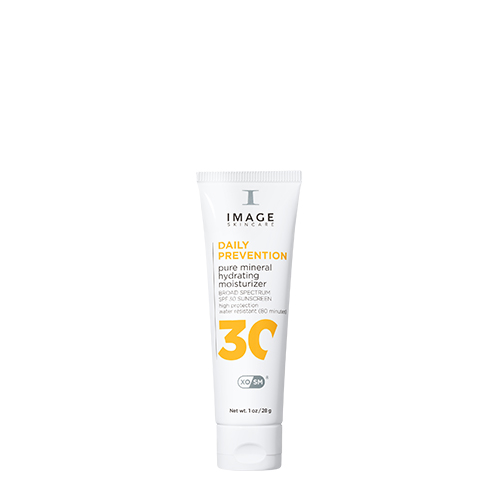 Een witte tube IMAGE Skincare Daily Prevention pure mineral hydrating moisturizer SPF 30 een hydraterende minerale zonnebrandcrème in reisverpakking.