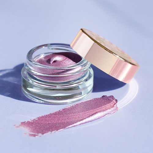 Open-potje-product-en-swatch-Creme-De-La-Creme-Lila-makkelijk-aan-te-brengen-en-te-blenden