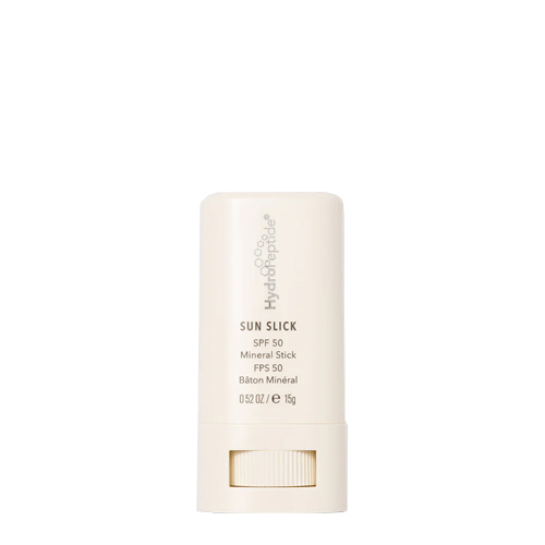 De voorzijde van de HydroPeptide Sun Slick verpakking, een compacte witte stick met zwarte letters die SPF 50 bescherming aangeeft.