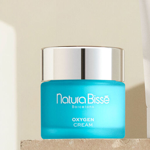 De Natura Bissé Oxygen Cream gepresenteerd op een natuurstenen ondergrond in een zonnige omgeving.