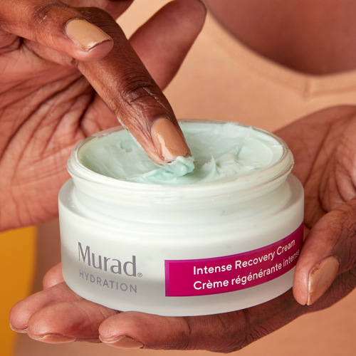 Vinger brengt Murad Intense Recovery Cream aan vanuit een open potje