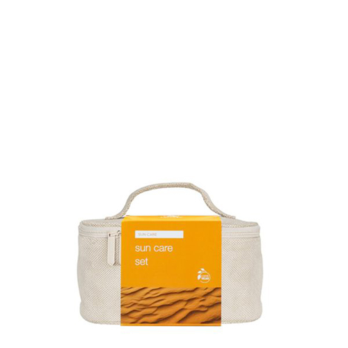 De Extenso zonverzorgingsset in de bijbehorende beige toilettas, voorzien van een oranje wikkel met de tekst 'sun care set' en een afbeelding van zandduinen.