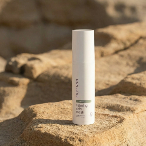 Flacon Extenso Calming Skin Mask op een zachte, esthetische achtergrond.