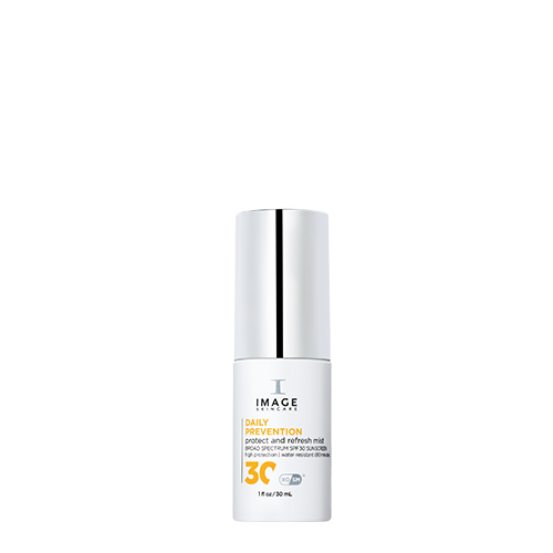 Een witte sprayflacon van IMAGE Skincare Daily Prevention protect and refresh mist met SPF 30 zonbescherming in reisformaat.