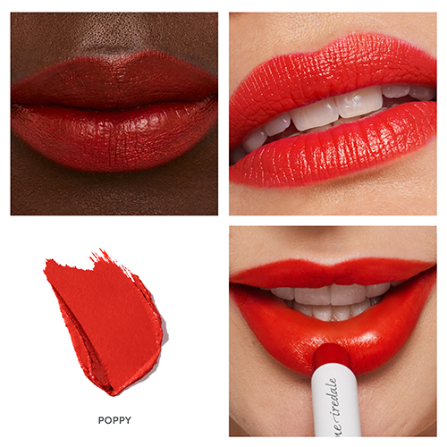 Vierdelige collage met close-ups van de lipstick in de kleur poppy op verschillende huidtinten, een romige textuurveeg en applicatie op de lippen.