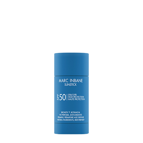 Een productafbeelding van de Marc Inbane Sunstick SPF 50 in een zwarte verpakking met de blauwe stick omhoog gedraaid tegen een witte achtergrond
