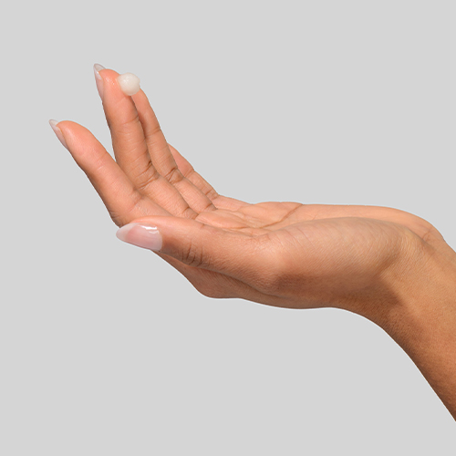 Hand met een druppel HydroPeptide Soothing Balm op de palm