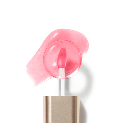 De applicator van een roze lipolie met een glanzende roze swatch op de achtergrond