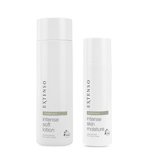 Een fles Extenso intense soft lotion en een fles Extenso intense skin moisture naast elkaar op een witte achtergrond