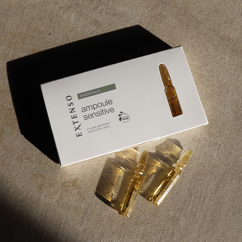 Close-up van de verpakking en inhoud van Extenso Ampoule Sensitive.
