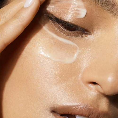 Murad Retinol Youth Renewal Eye Serum wordt aangebracht rondom het oog