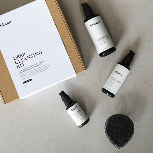 Beleef de magie van onze dubbele reiniging, nu nog krachtiger met een reinigingspad en toner. deep-cleansing-kit-huidverzorgingsset-van-likami