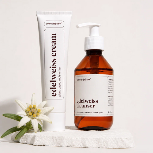 Witte tube Prescription edelweiss cream en bruine cleanser op een sokkel met een edelweiss bloem