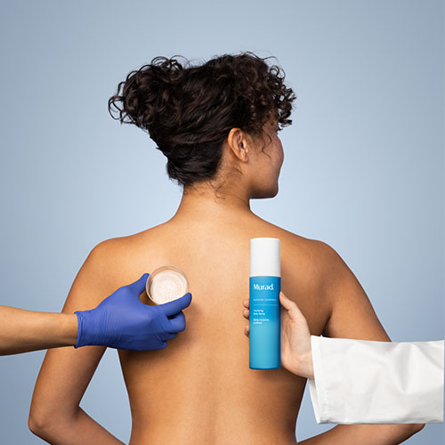 Behandeling van onzuiverheden op de rug met Murad Clarifying Body Spray door een huidexpert