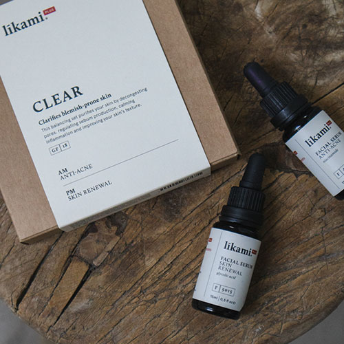Deze balancerende set zuivert je huid door poriën te ontstoppen, talgproductie te reguleren, ontstekingen te kalmeren en de textuur van je huid te verbeteren.  clear-kit-huidverzorgingsset-van-likami