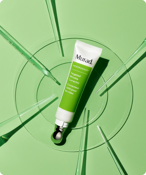 Murad Targeted Wrinkle Corrector tube omringd door glazen pipetjes op een groene achtergrond