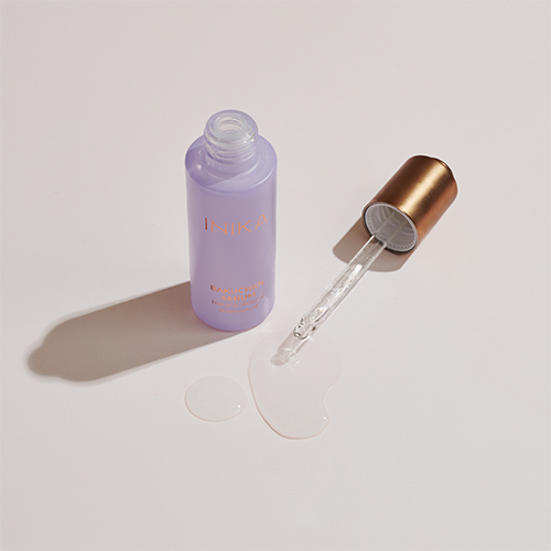 Een zijdezacht serum geformuleerd met 2% bakuchiol, het natuurlijke krachtige alternatief voor Retinol of Vitamine A. plant-based-bakuchiol-serum-van-inika-organic