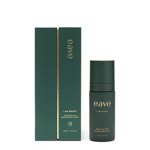 De stijlvolle donkergroene omdoos met gouden opdruk naast het EAVE I AM BRIGHT Brightening Serum.