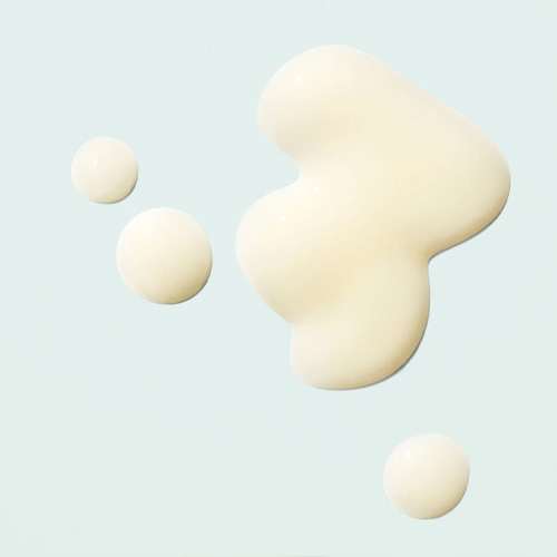 Close-up van een glanzende, vloeibare druppel van het hydraterende BIOME+ Dew Bright Serum.