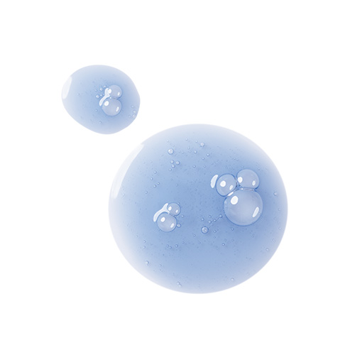 Macro-opname van twee druppels lichtblauw, transparant AlgiZome serum met kleine luchtbelletjes op een witte achtergrond.