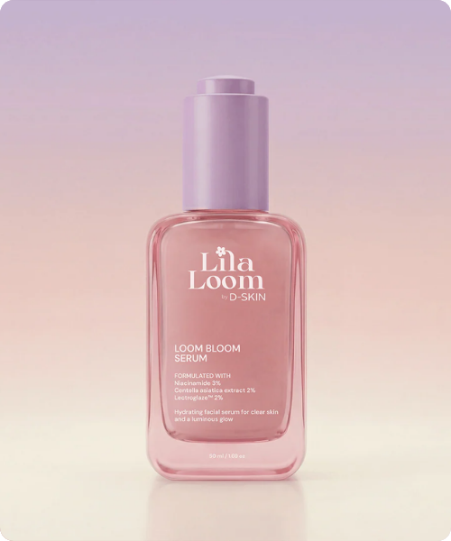 Een glazen flesje van 50 ml Lila Loom 'Loom Bloom Serum' met een lila dop en pipet. De verpakking vermeldt ingrediënten zoals 3% Niacinamide en 2% Centella Asiatica extract voor een heldere, stralende huid.