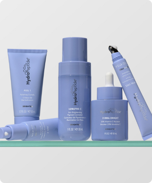 Hydropeptide brighten productlijn met lichtblauwe skincare flacons en tubes op een glasplaat