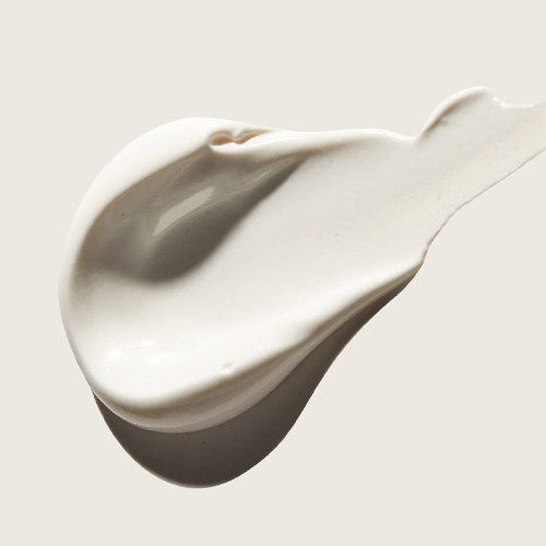 Een macro-opname van een gladde swipe van de witte, romige Pure Mineral Hydrating Moisturizer.