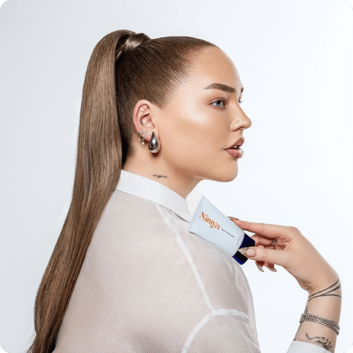 NikkieTutorials toont een Nimya huidverzorgingsproduct als voorbereiding voor een make-up look.