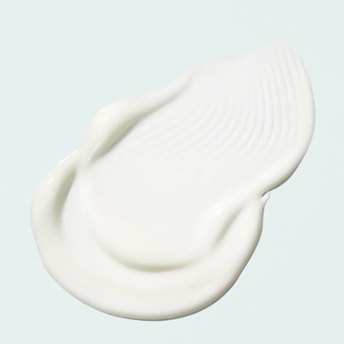 Detailopname van de rijke, romige balsem-textuur van de BIOME+ Cleansing Comfort Balm.