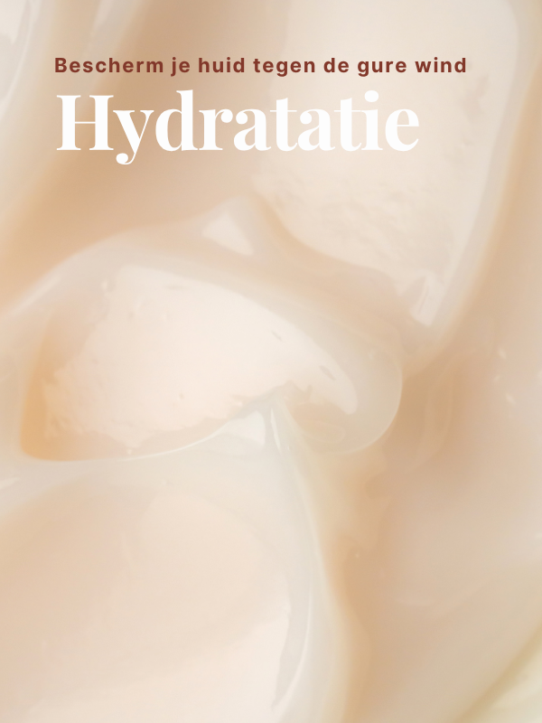 Extreme close-up van een volle, romige gezichtscrème met de tekst Bescherm je huid tegen de gure wind - Hydratatie.
