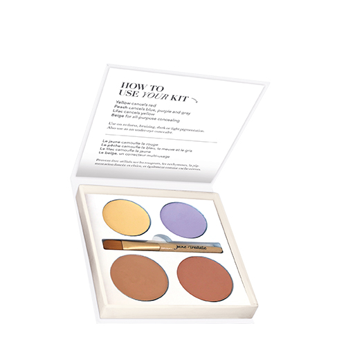Een geopend Jane Iredale Corrective Colors camouflagepalet op een witte achtergrond. Het palet bevat vier kleurcorrigerende tinten (geel, lila, beige en perzik), een penseeltje en een handleiding in de deksel