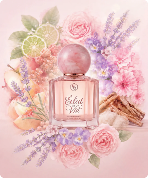 Een glazen fles Cent Pur Cent Éclat de Vie eau de parfum met roze vloeistof omringd door een weelderige compositie van roze rozen lavendel frambozen en limoenschijfjes op een zachte roze achtergrond