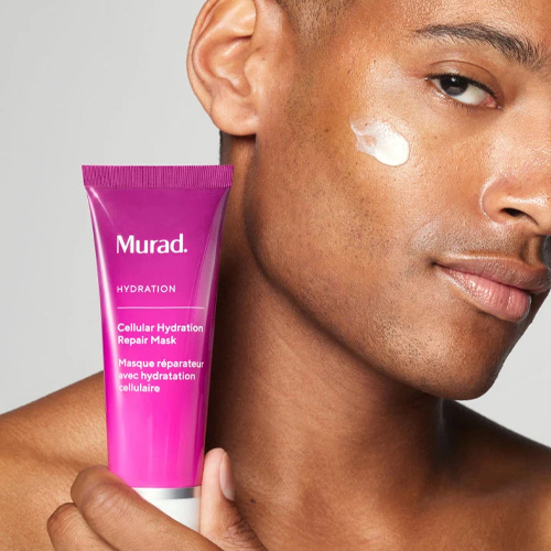 Gezicht met een beetje crème van het Murad Cellular Hydration Repair Mask