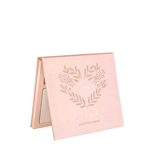 Een roze Cent Pur Cent Coup de Foudre Palette d Amour make-up palette in gesloten toestand, versierd met een hartvormig bladerdesign in goudfolie.